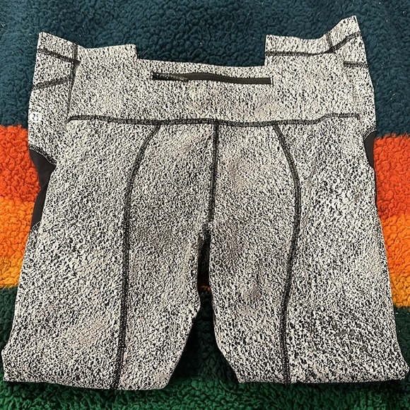 Lululemon Cropped Leggings - Picture 4 of 5